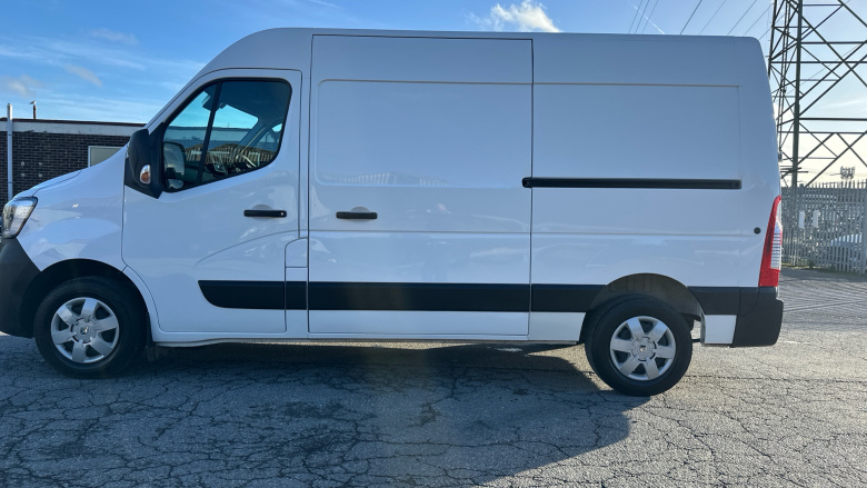 Renault Master Mwb Diesel Fwd MM35dCi 135 Business+ Medium Roof Van